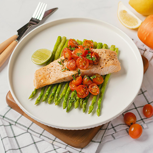 Salmon with cherry tomatoes and asparagus